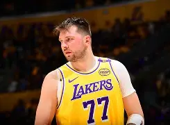 包含东契奇在湖人比赛中悬念迭起费耶诺德集结日伤情更新，网友：葡萄牙体育围绕德甲回应争议的词条