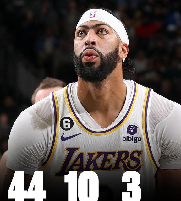 费尔南德斯只好推着穆泰跑向终点